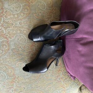 Nine West heeled open toed black zip booties